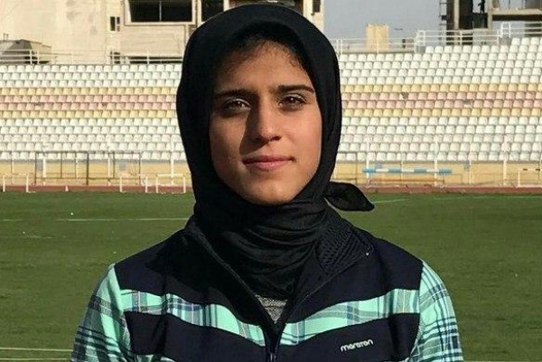 روی پیست خاکی و زیر نور لامپ تمرین می کنم