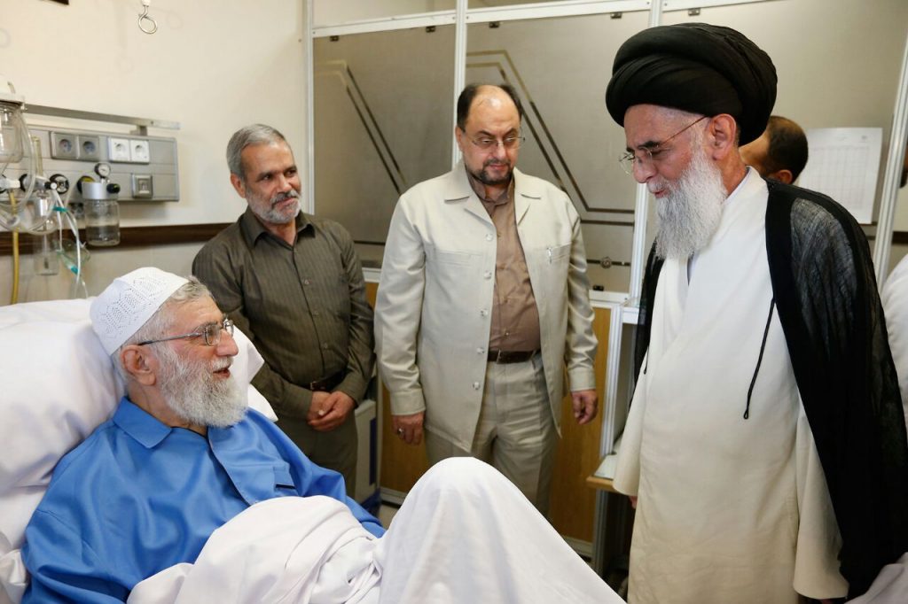 عیادت آیت الله یثربی از مقام معظم رهبری