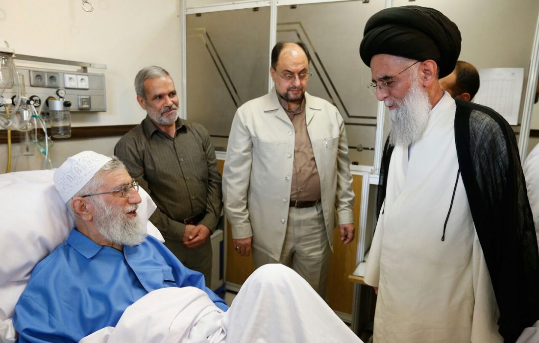 عیادت آیت الله یثربی از مقام معظم رهبری