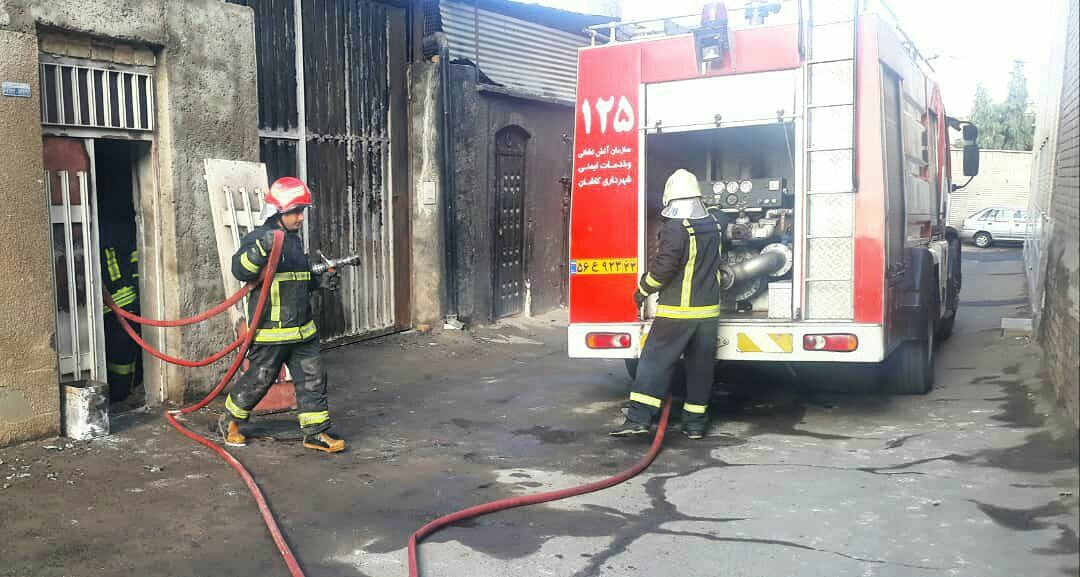 مهار حریق گسترده انبار لوازم خانگی توسط آتش نشانان کاشانی