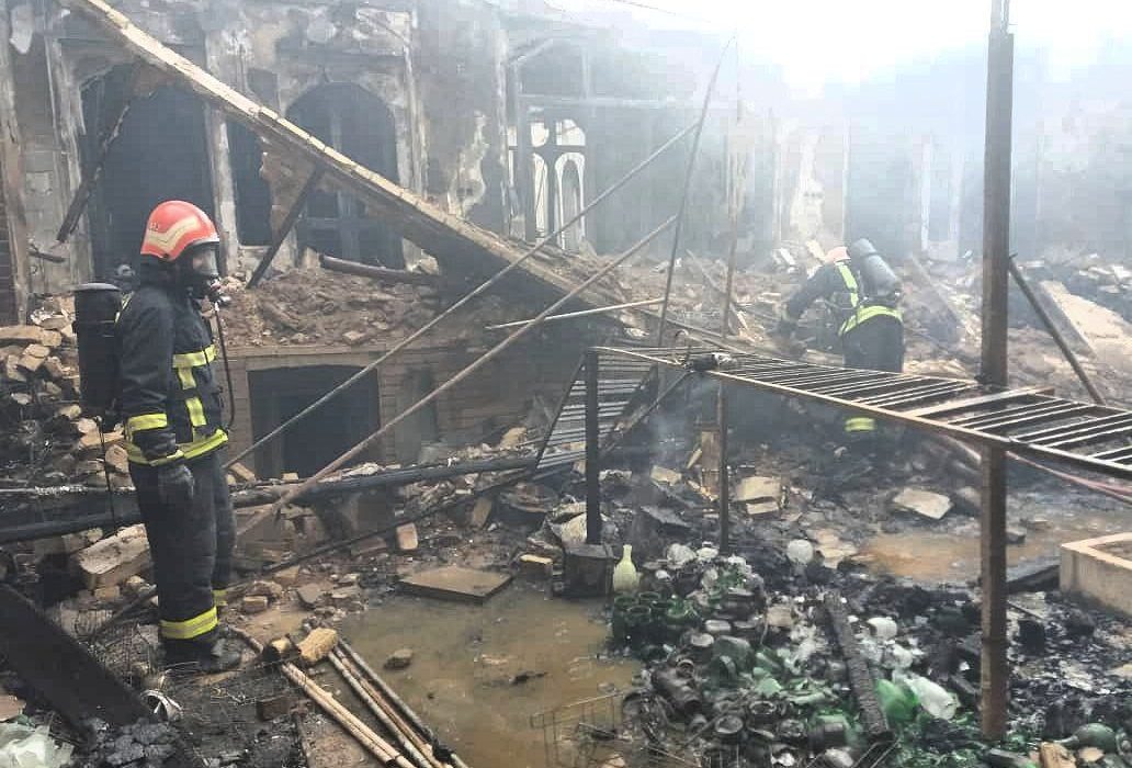 کاشان؛ مهار حریق گسترده انبار توسط آتشنشانان