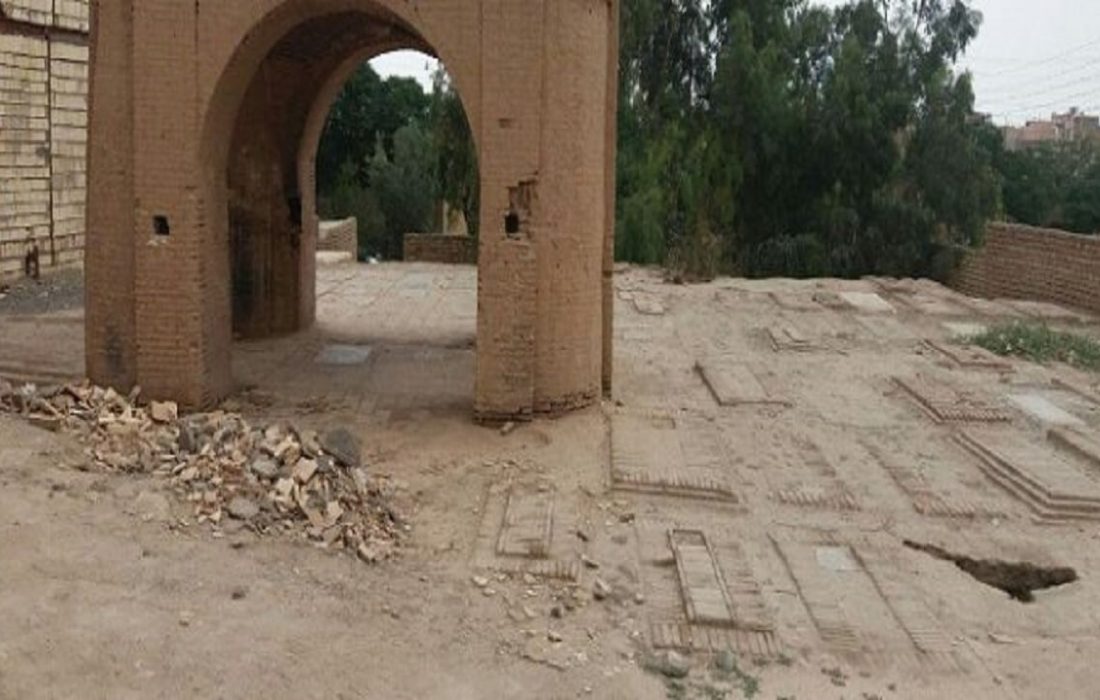 میراث فرهنگی و شهرداری کاشان دست به کار شوند/ مقبره تاریخی پاتوق معتادان شده است !