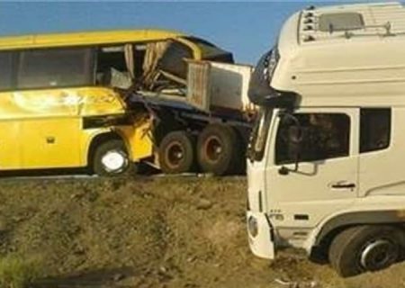 بر جاماندن ۲۳ مصدوم در پی تصادف اتوبوس و تریلی
