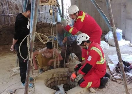 نجات دو چاه‌کن از عمق ۲۵ متری توسط آتش‌نشانان کاشانی