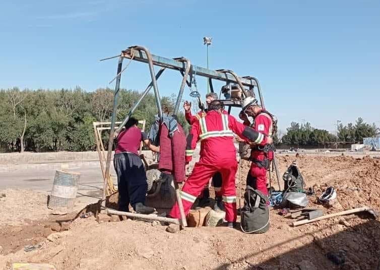 نجات چاه کن از عمق ۳۰ متری