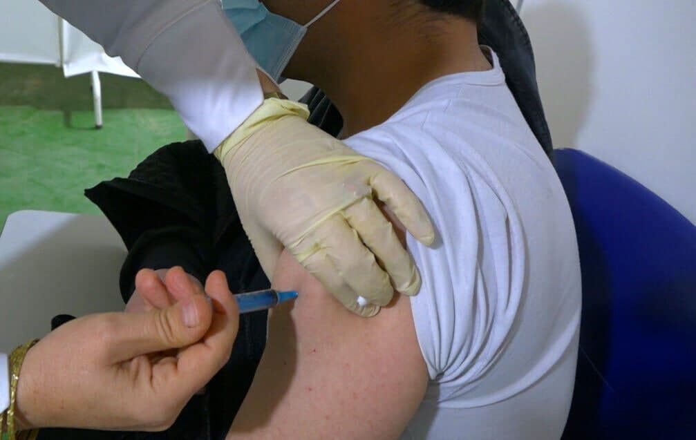 تزریق دز سوم واکسن کرونا به بیش از ۲۸ درصد از افراد بالای ۱۲ سال کاشان