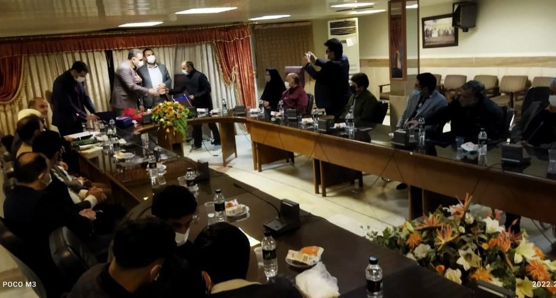 متشکره: نقدها را می پذیریم.همه در یک کشتی نشستهایم.تلفیق جوانی و تجربه برای پیشبرد اهداف فوتبال کاشان راهگشاست