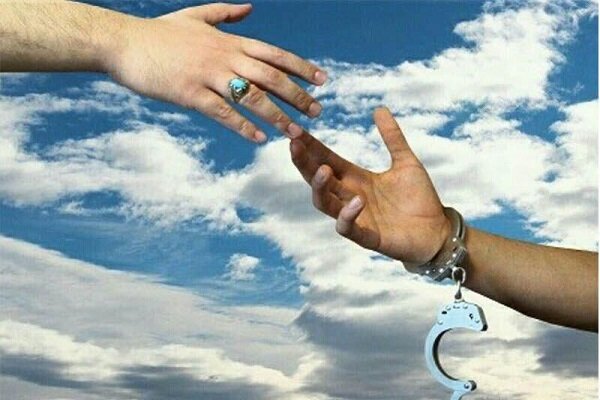 آزادی دو مددجوی زندانی توسط خانواده شهید مدافع سلامتِ کاشان