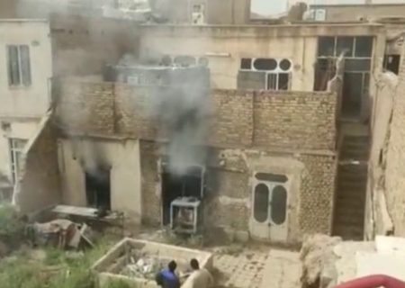 نجات شهروند ۷۳ ساله از حریق یک ساختمان