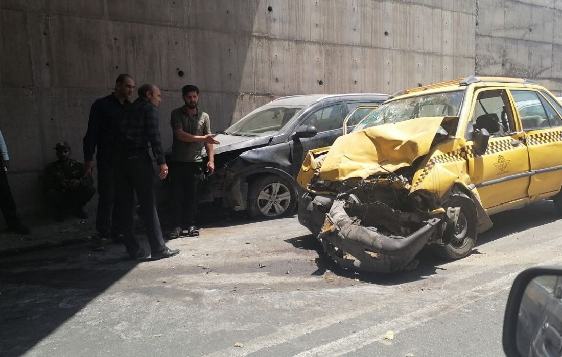 تصادف زیر پل زیرگذر کاشان به نوش آباد با سه مصدوم