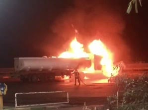 اطفاء آتش سوزی تریلر حامل مواد نفتی در کاشان