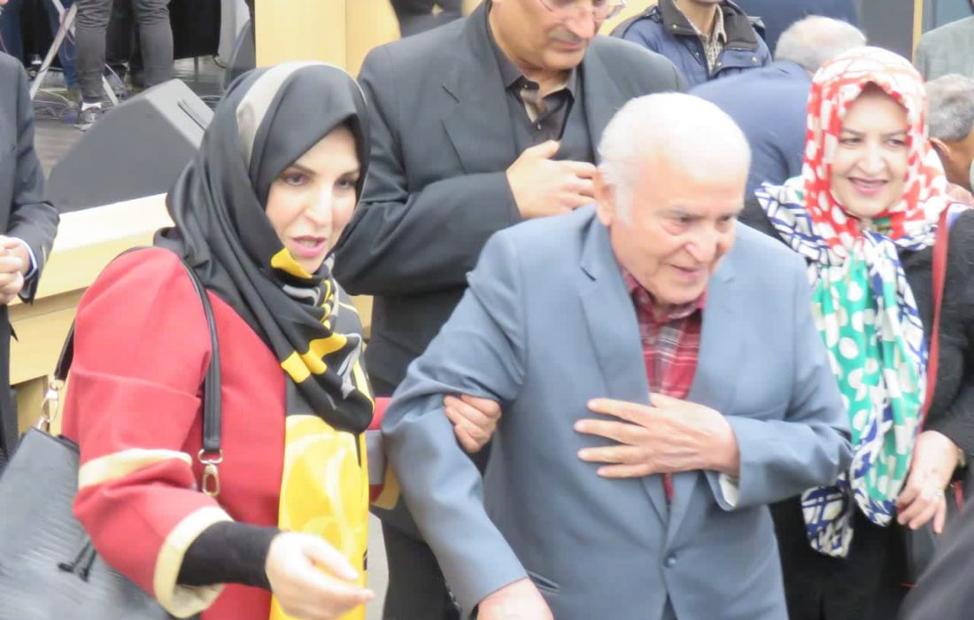 حاشیه های یک شب پراحساس/ از اجرای خوب ضابطیان تا یک بوسۀ درسآموز